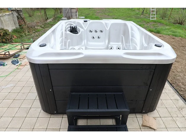 Cadă cu hidromasaj SUN 200×160×90 cm – jacuzzi compact cu 3 locuri