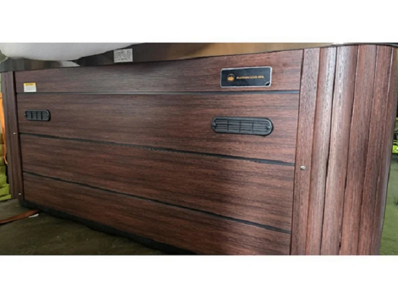 Cadă cu hidromasaj compactă, cu finisaj din lemn, având un design elegant și linii simple, potrivită pentru 3 persoane.