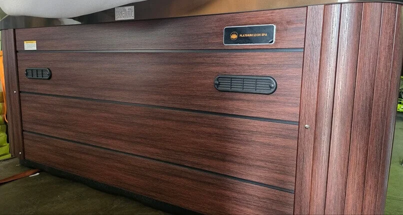 Cadă cu hidromasaj PANAMA cu un finisaj din lemn de culoare maro, având detalii negre pentru ventilație, situată într-un mediu interior, fără alte obiecte vizibile în jur.